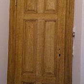 Holzimitation an einer Tür